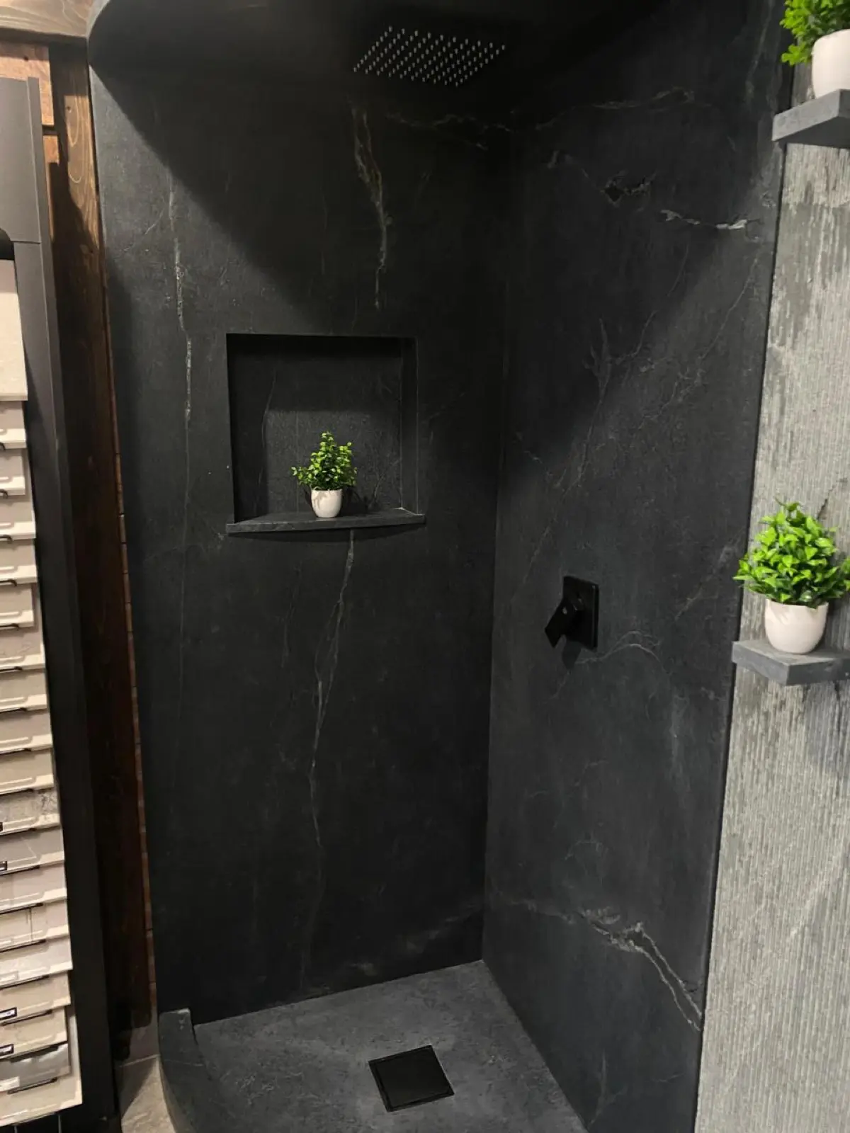 Superfície escovada em piso — textura suave ao toque natural